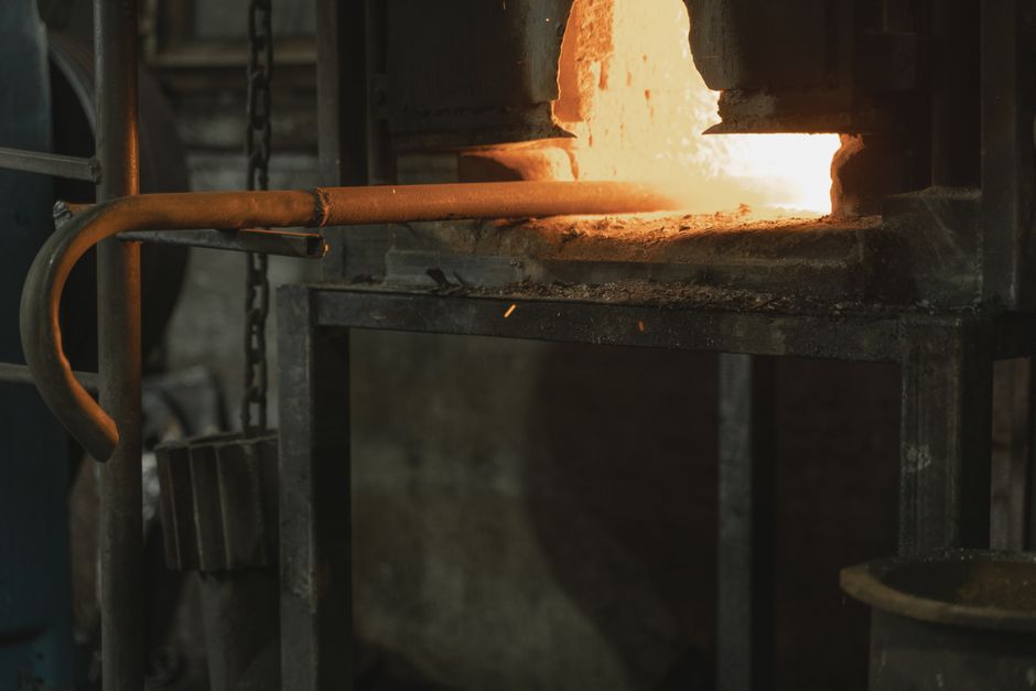 Rippenrohrheizkörper in einer industriellen Umgebung zur Prozesswärmesteuerung.